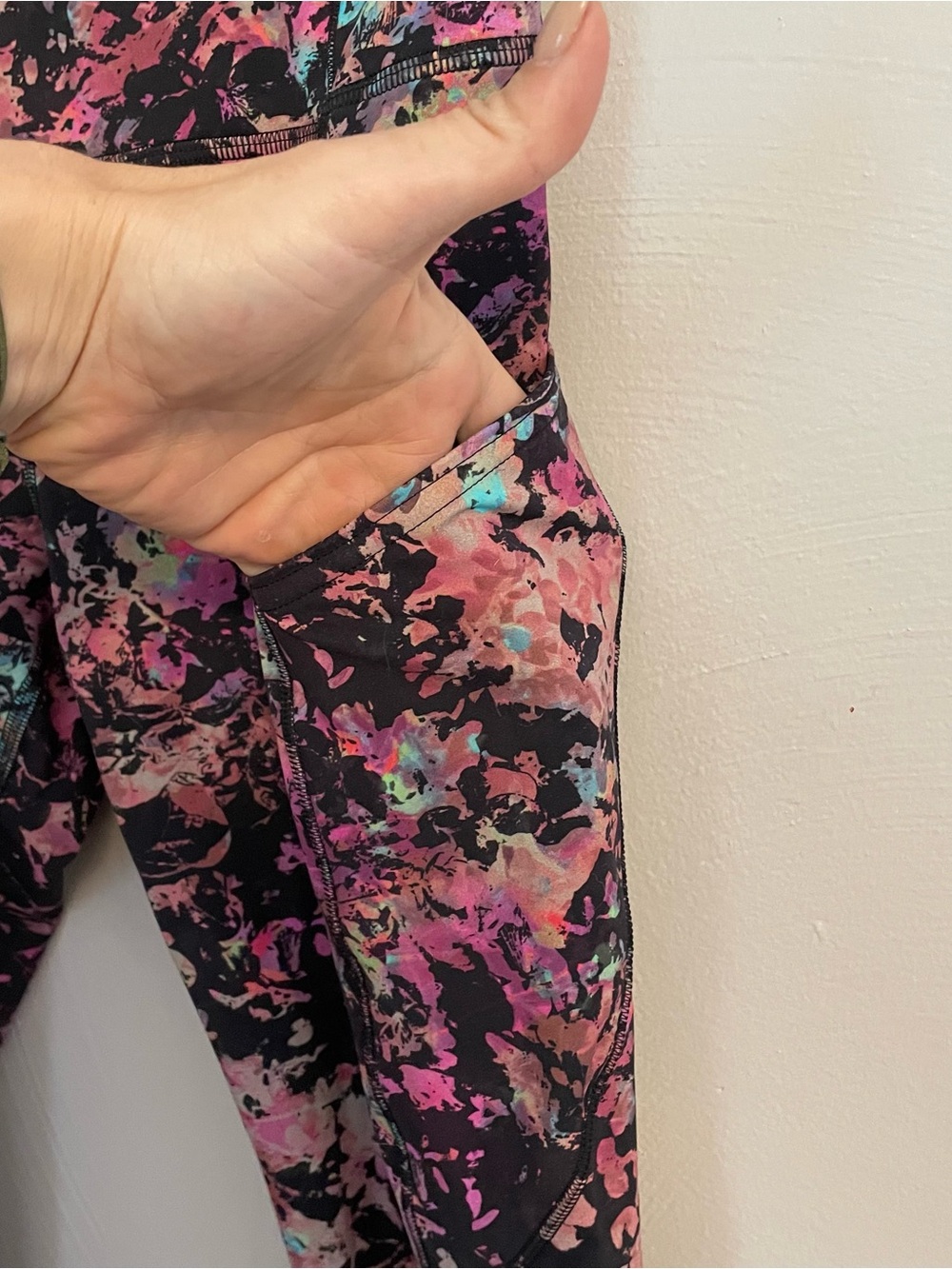 Lululemon Leggings with Pockets and drawstring waist size 6 25” inseam - Picture 2 of 6